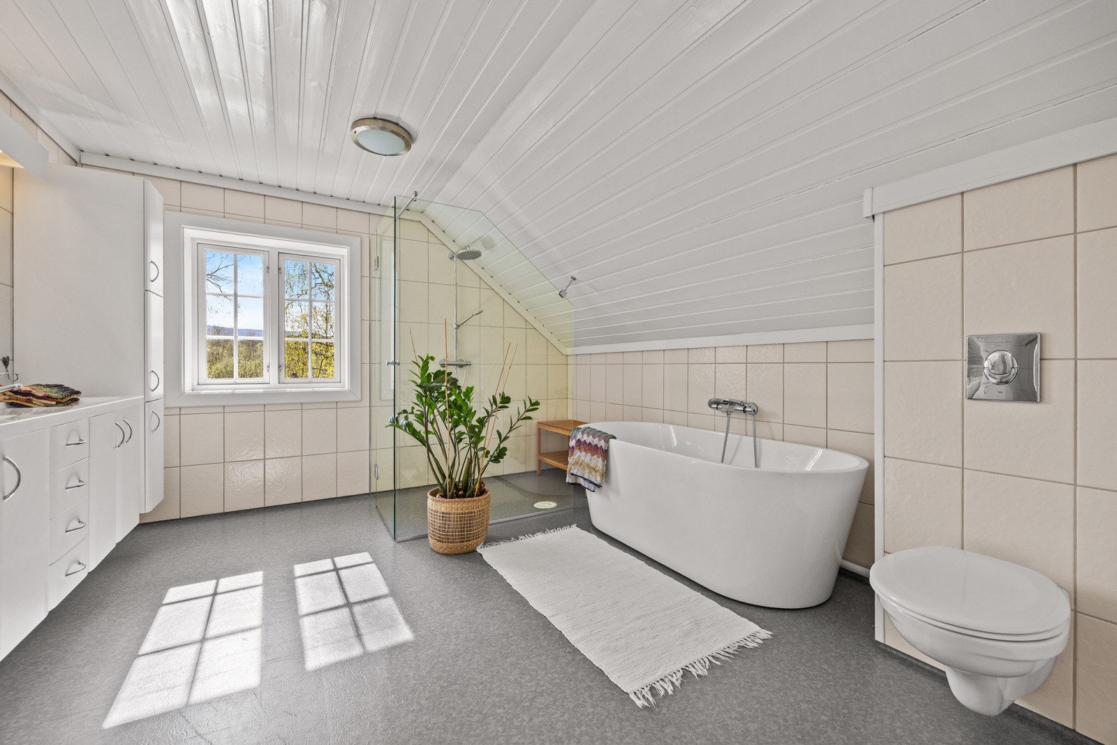 Eldre bad i 2. etasje, oppgradert i 2006. Badet har gulvbelegg med gulvvarme og flislagte veggflater. Galleribilde