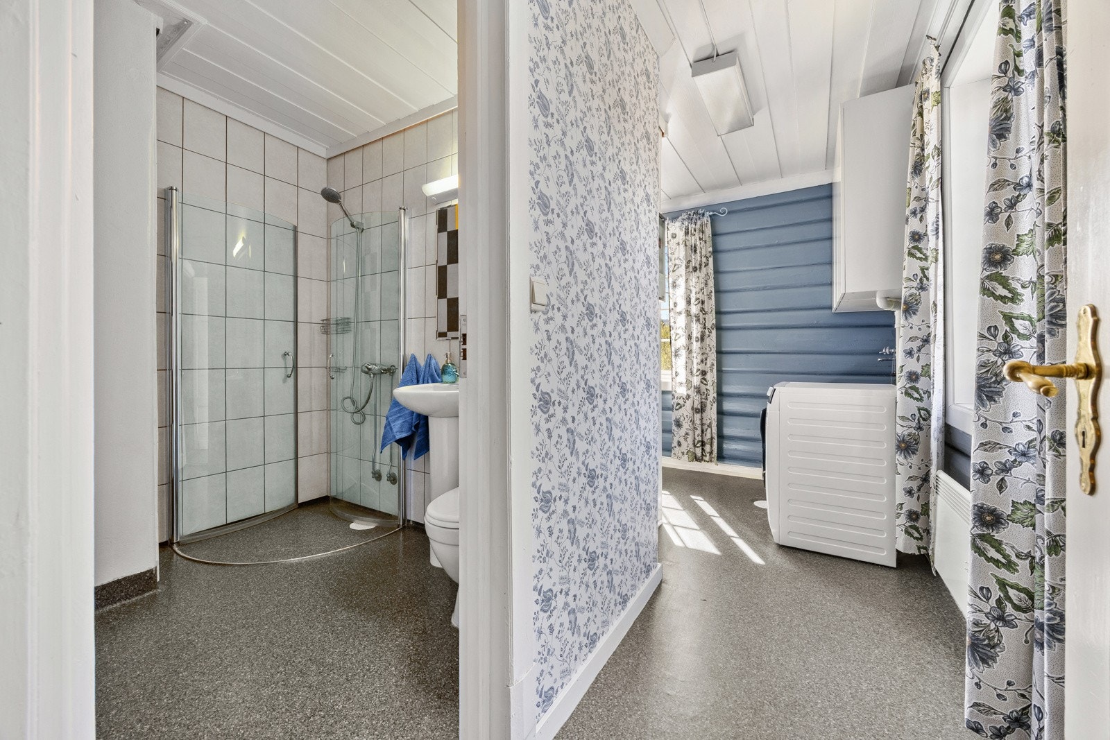 Adkomst fra hall til praktisk vaskerom, senere oppgradert i 2007 med nytt gulvbelegg og inventar samt bad. Vaskerommet har opplegg for vaskemaskin. Galleribilde