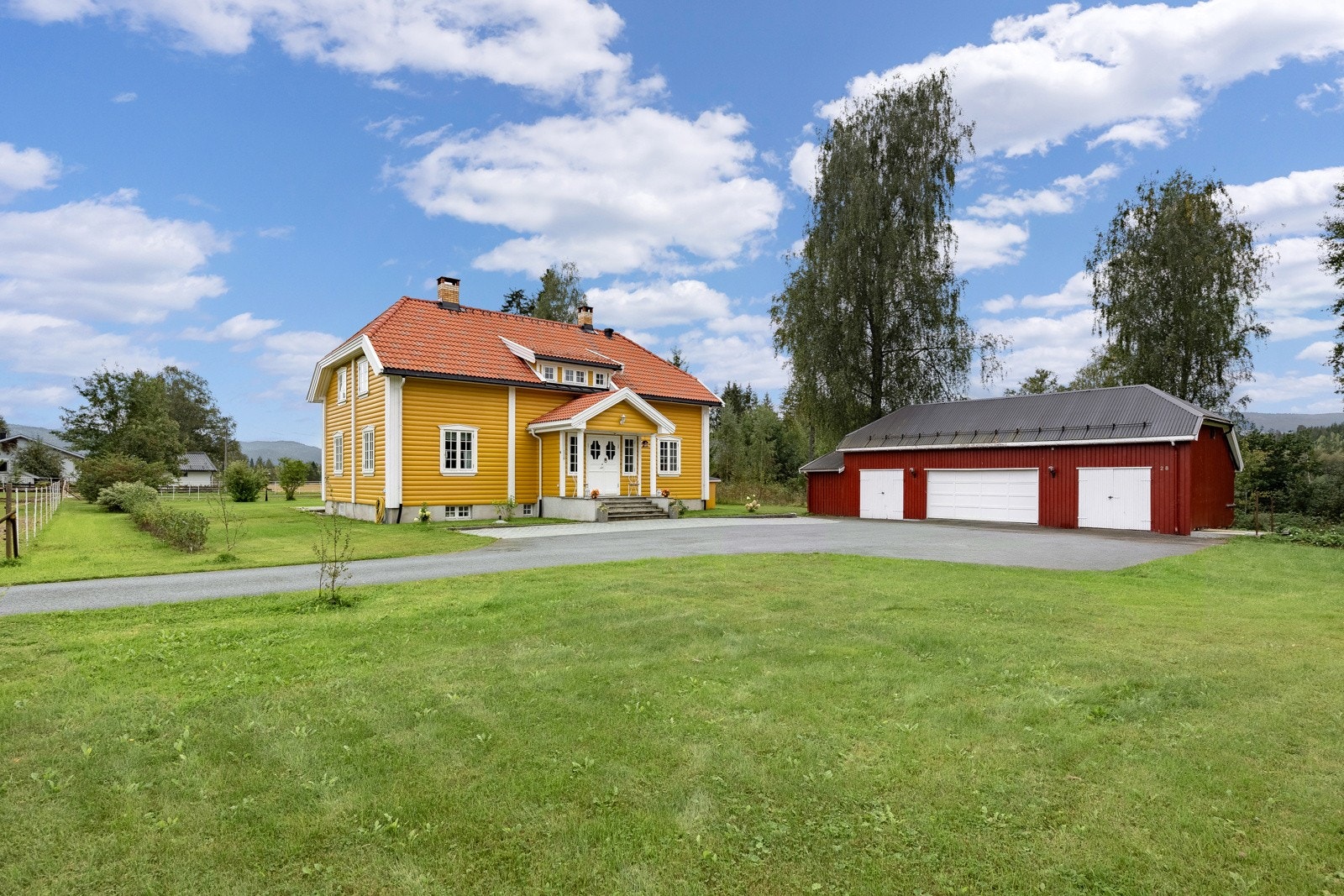 Boligen kombinerer historisk sjarm som tidligere lennsmannsgård med en innholdsrik og praktisk planløsning. Galleribilde