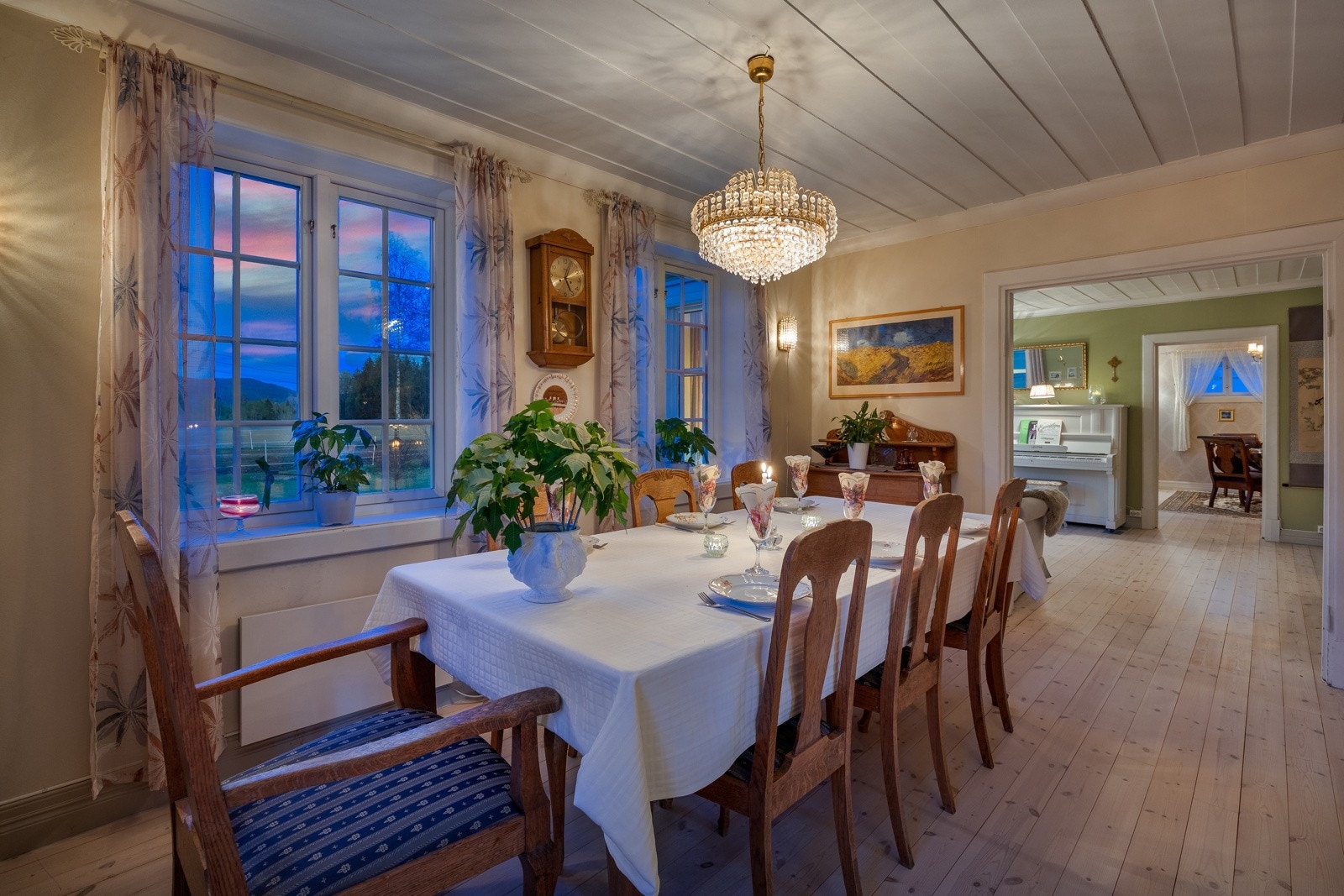 I spisestuen er det fin plass til en hyggelig spisegruppe for trivelige middager og sammenkomster med familie og venner. Galleribilde