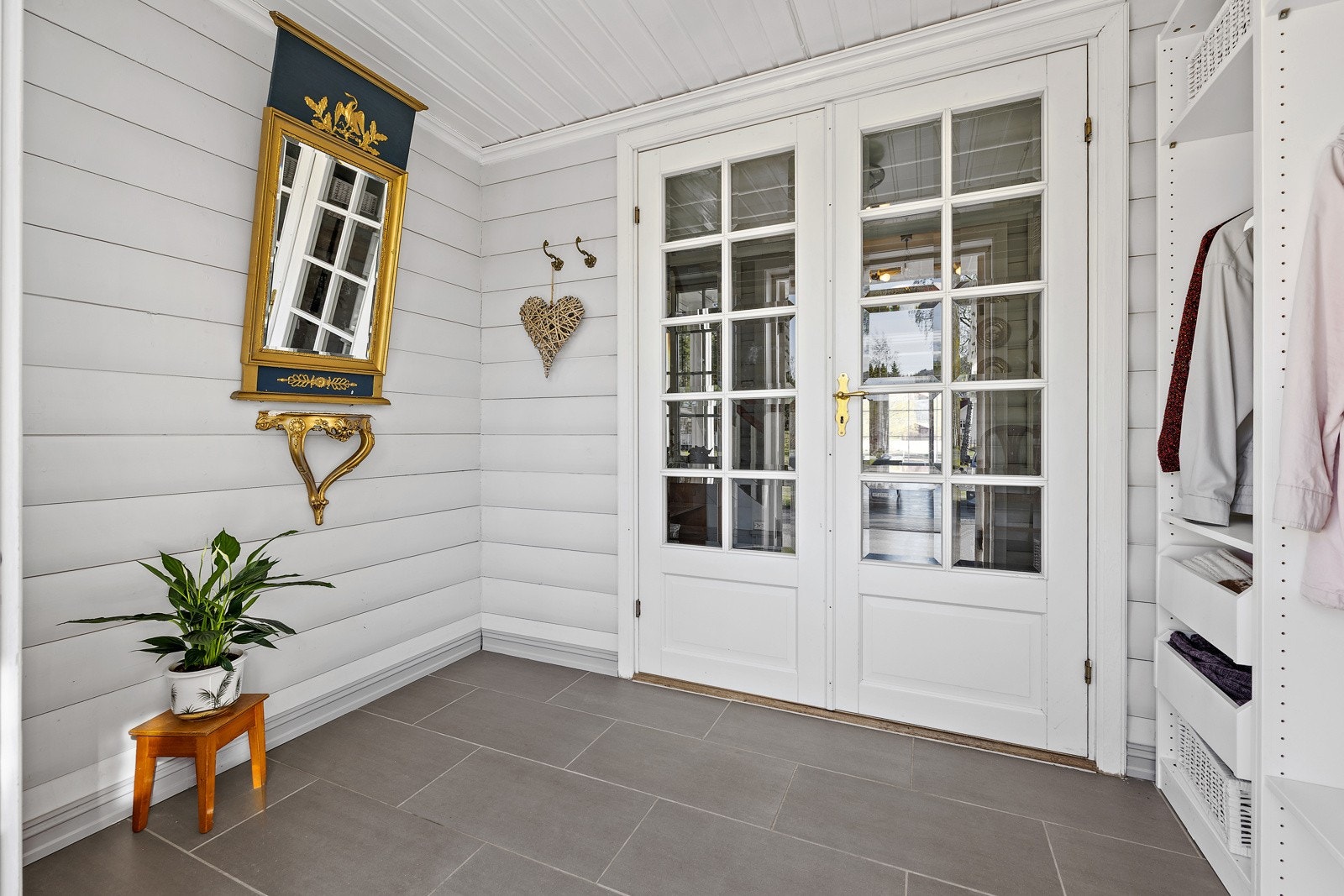 Innbydende entrè som ønsker deg velkommen inn, og som gir et godt førsteinntrykk av boligen. Galleribilde
