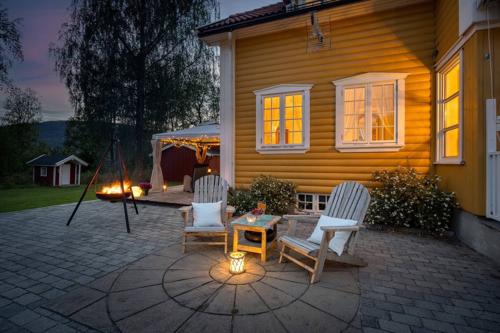 Her ligger alt til rette for hyggelige sammenkomster, avslappende sommerdager og fine stunder med familie og venner i rolige og naturskjønne omgivelser. Galleribilde