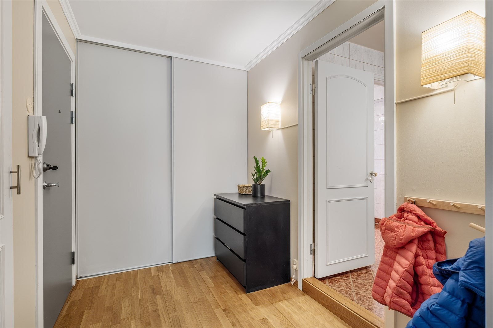 Entré malt i lyse farger med god oppbevaringsmuligheter i praktiske skyvedørsgarderobe. Galleribilde