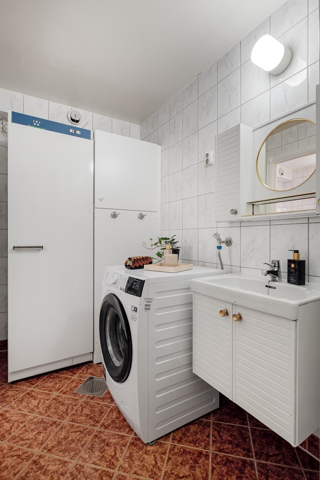 I tilknytting til badet er det et praktisk vaskerom - ideelt for en travelt hverdag. Galleribilde