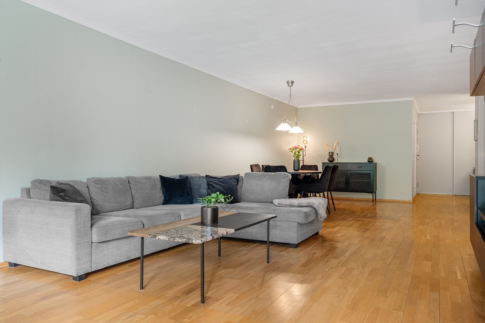 Stuen har god plass til stor sofagruppe, stuebord og tilhørende møblement. Galleribilde