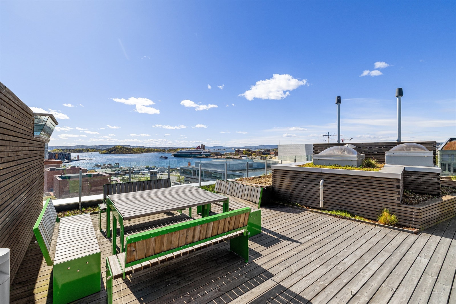 Fra takterrassen er det flott utsikt mot fjorden og de omkringliggende områdene. Galleribilde