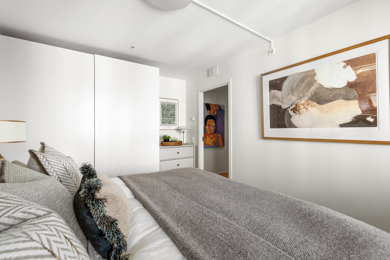 Soverommet har enstavsparkett på gulvet og malte vegger. Galleribilde