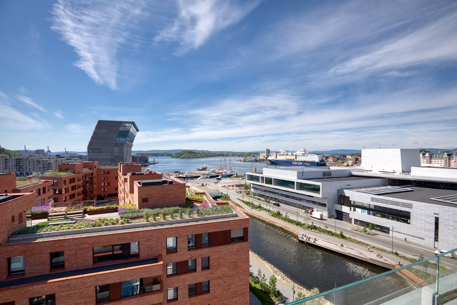 Vidstrakt utsikt over Oslofjorden, Barcode og Munchmuseet. Galleribilde