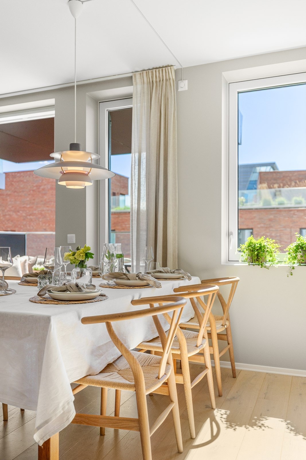 Spisestuen er plassert i tilknytning til kjøkkenet og stuen, med plass til mange gjester. Galleribilde