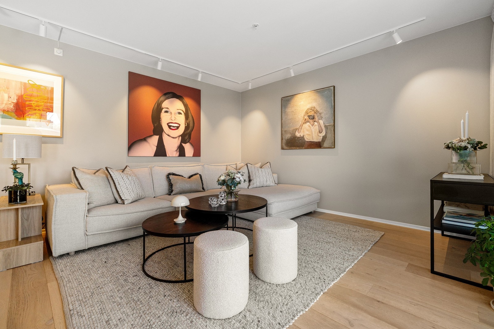 Stuen har god plass til en romslig sofagruppe. Galleribilde