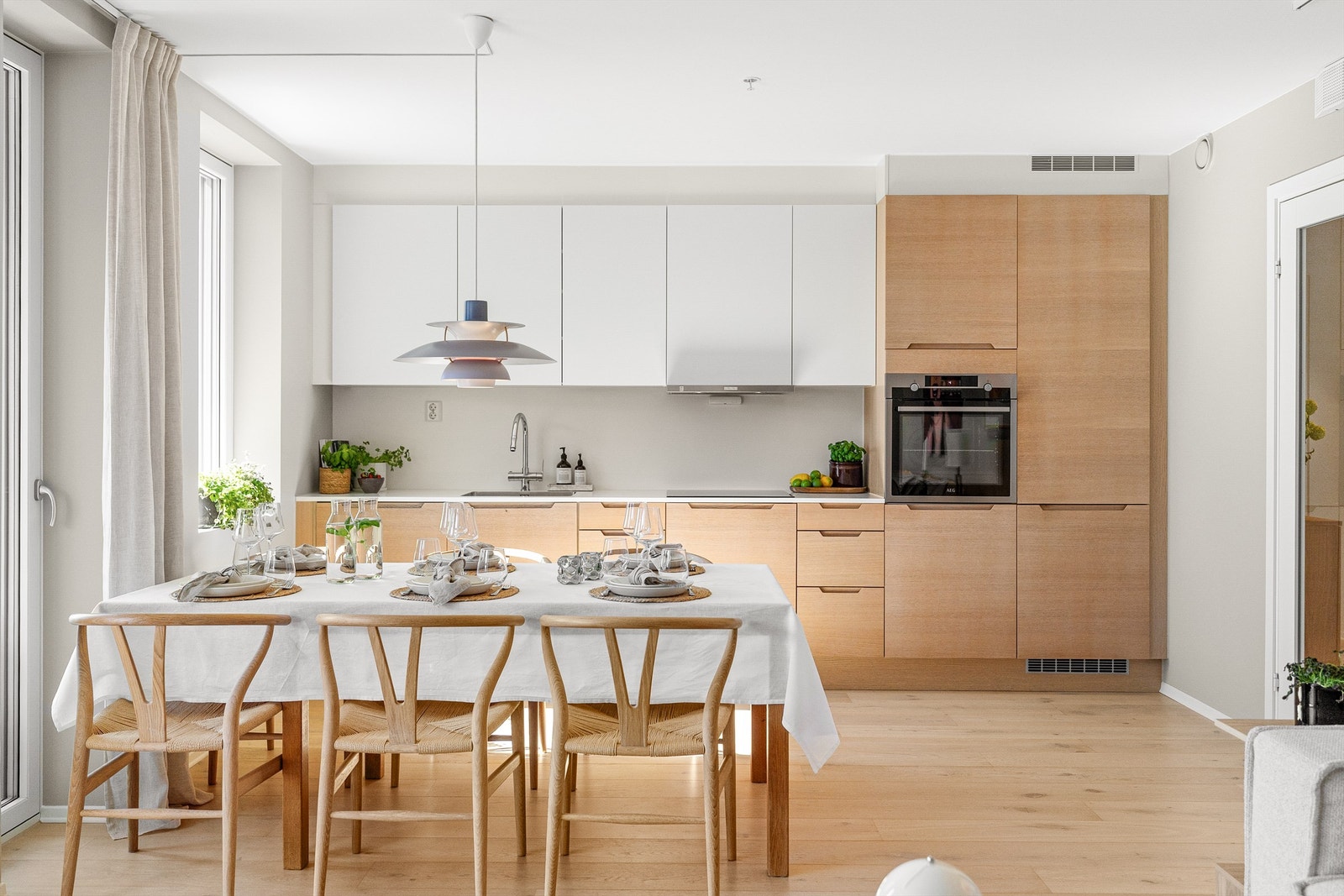 Innredning med fronter i laminat og finer, samt en slitesterk laminatbenkeplate. Galleribilde