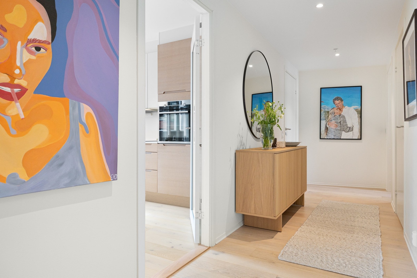 Entréen har plass til oppbevaring og har en lyd- og brannklassifisert inngangsdør. Galleribilde