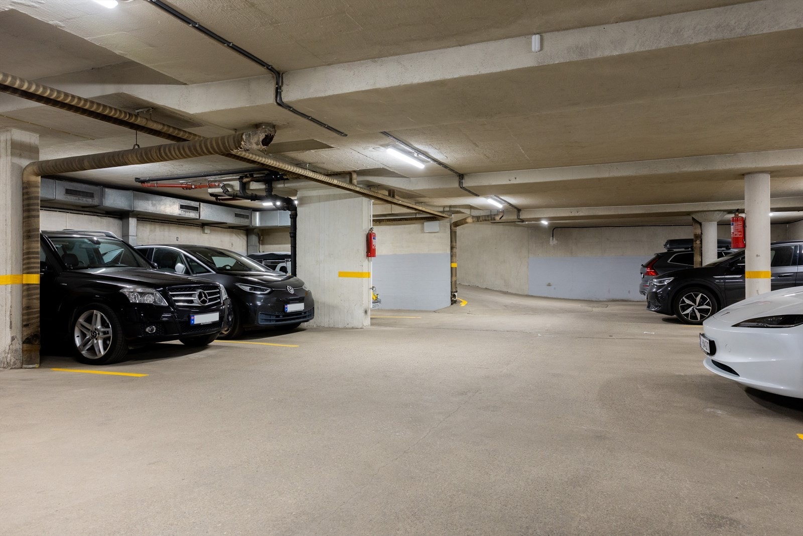 Selger leier parkeringsplass med elbillader i garasjeanlegget og har fått bekreftet av utleier av parkeringsplassen at ny eier kan få mulighet til å videreføre leieforholdet. Eventuell ny leieavtale inngås direkte mellom kjøper og utleier. Galleribilde