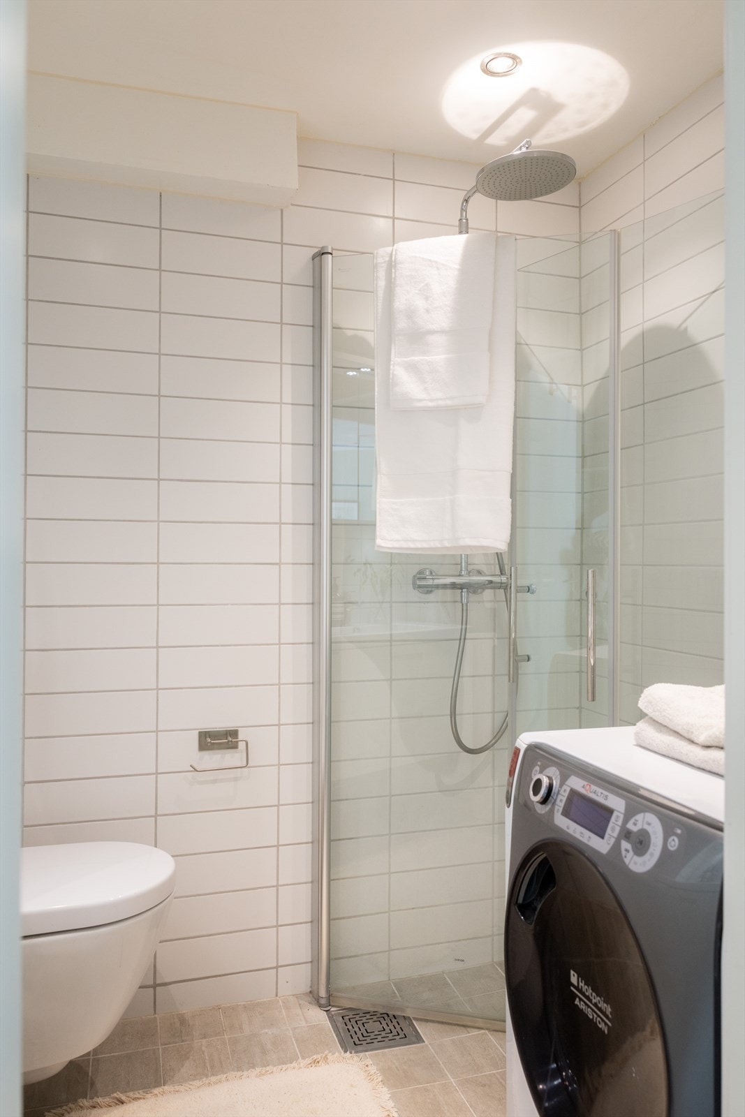 Det er også opplegg for vaskemaskin. Badet ventileres via en elektrisk styrt vifte og tilluft via spalte i dør. Galleribilde