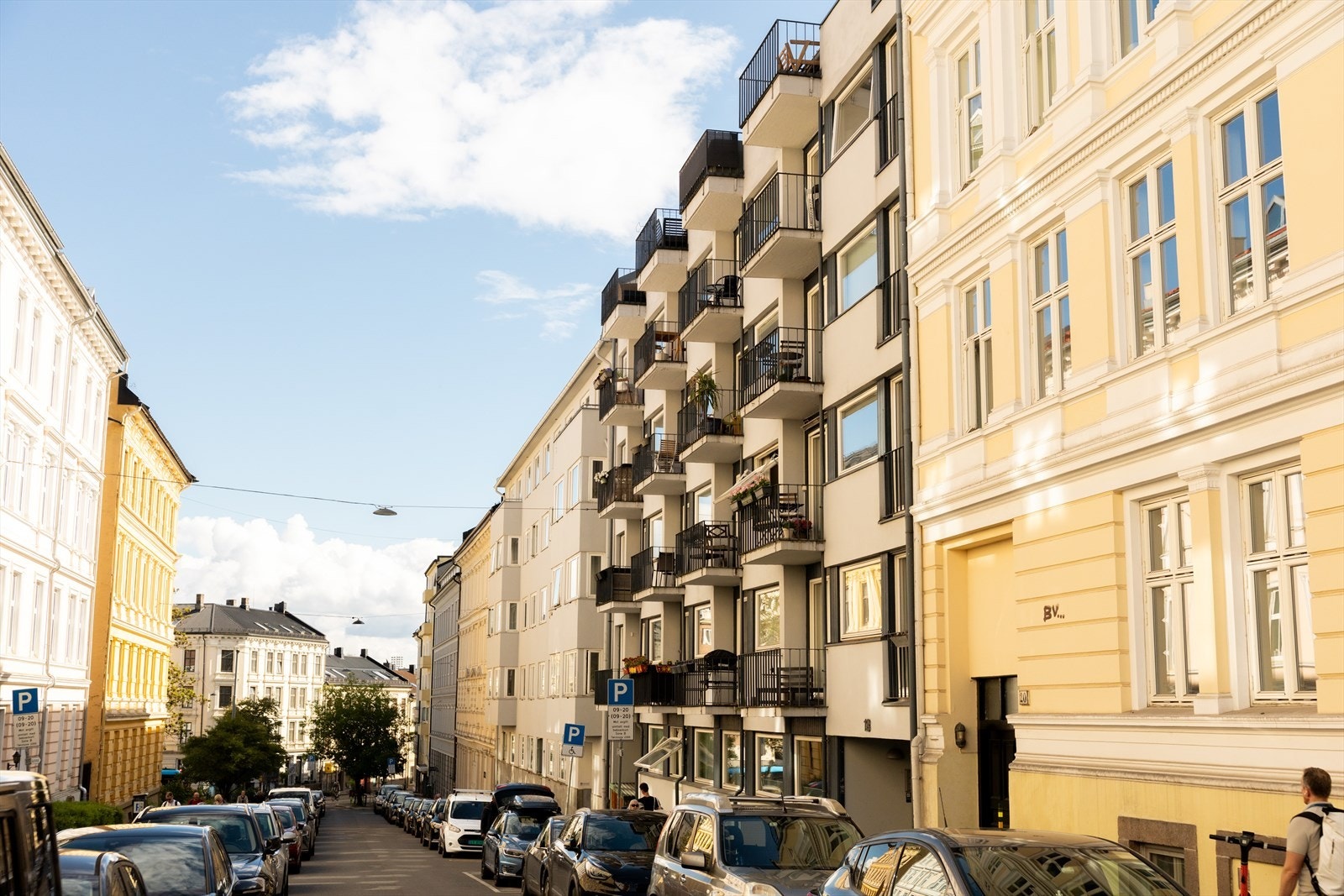 Attraktiv og sentral beliggenhet på Adamstuen/Bislett, i et populært og rolig boligområde med grønne omgivelser. Godt offentlig kollektivtilbud og parkeringsmuligheter - kort vei til det meste av byens fasiliteter. Galleribilde