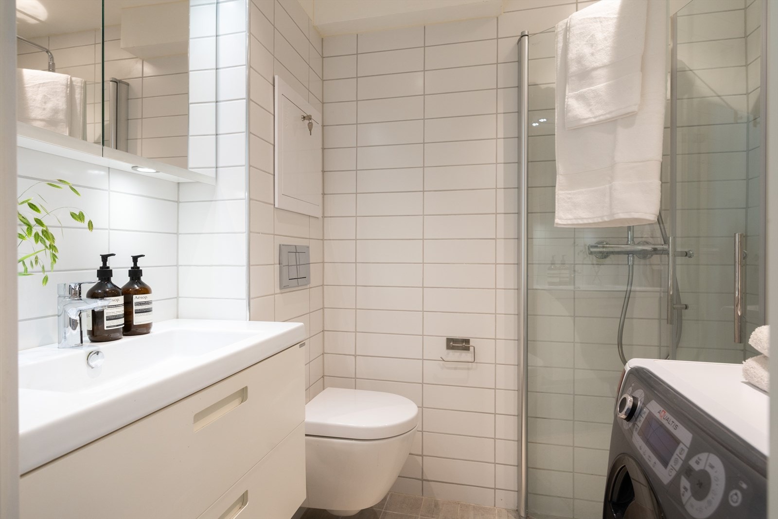 Pent og lyst bad med elektriske varmekabler og downlights i taket. Galleribilde