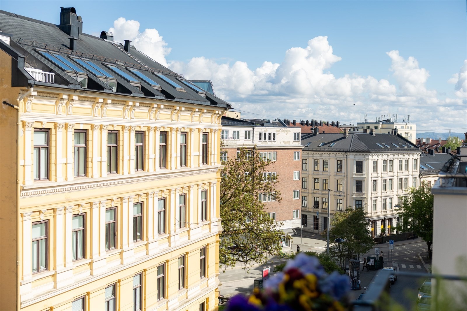 Balkongen byr på en luftig og hyggelig utsikt. Galleribilde