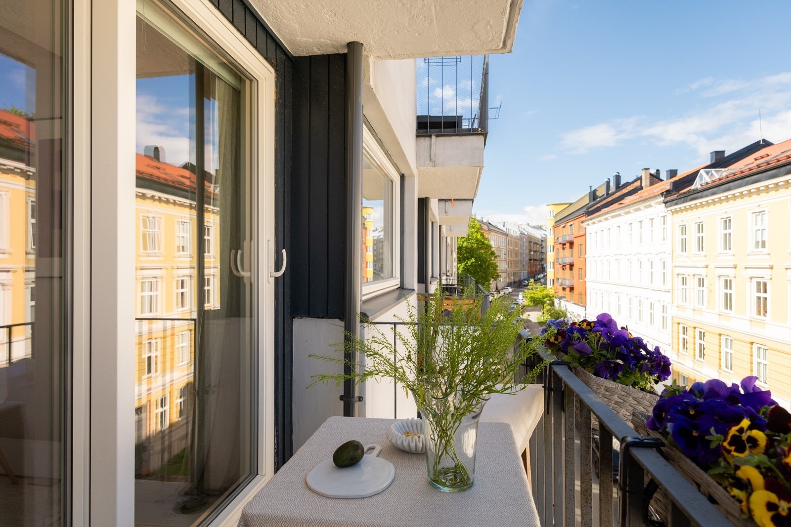 Balkongen gir plass til et hyggelig kafésett hvor man kan nyte rolige morgener og hyggelige sommerkvelder. Galleribilde