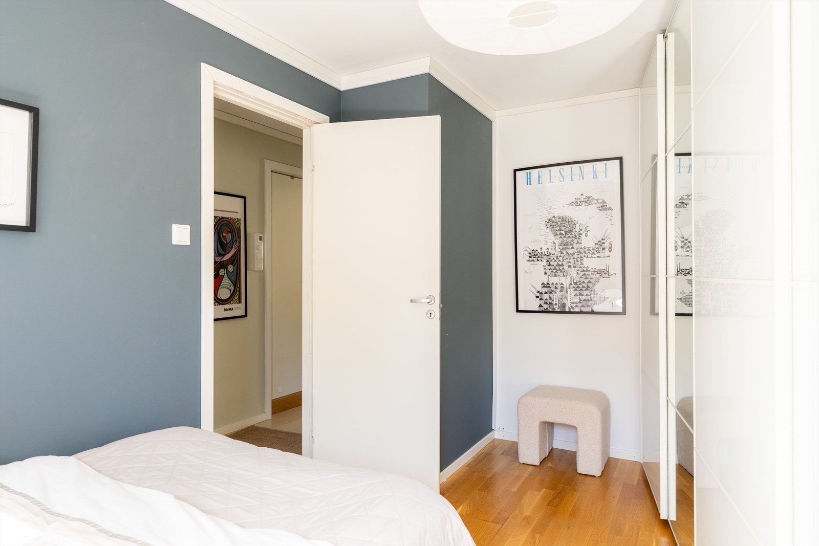Leiligheten består av to soverom, hvor begge vender inn mot bakgården. Galleribilde