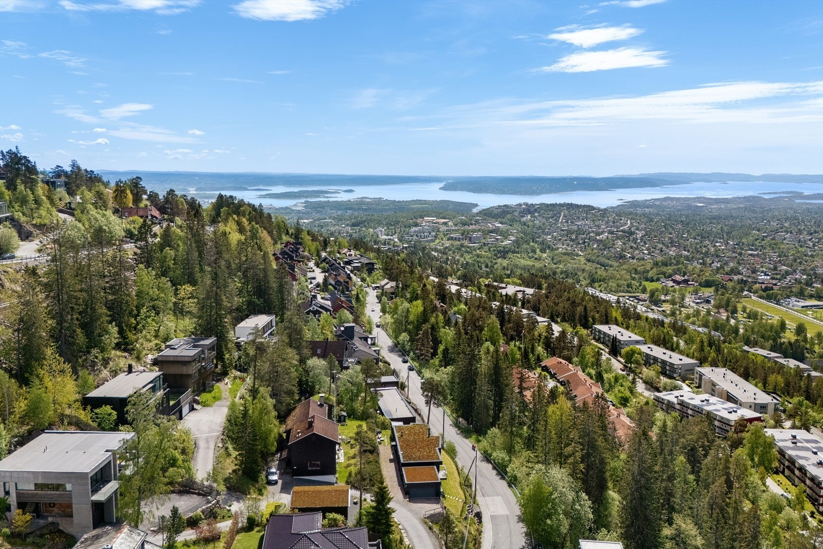 Bo i grønne omgivelser med kort vei til marka, Grindbakken skole og T-bane. Ypperlig for deg som liker grønne og rolig omgivelser med nærhet til det urbane. Galleribilde