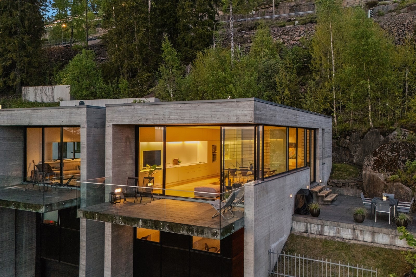 Stilren og unik funkis, lite vedlikehold og easy living. Galleribilde