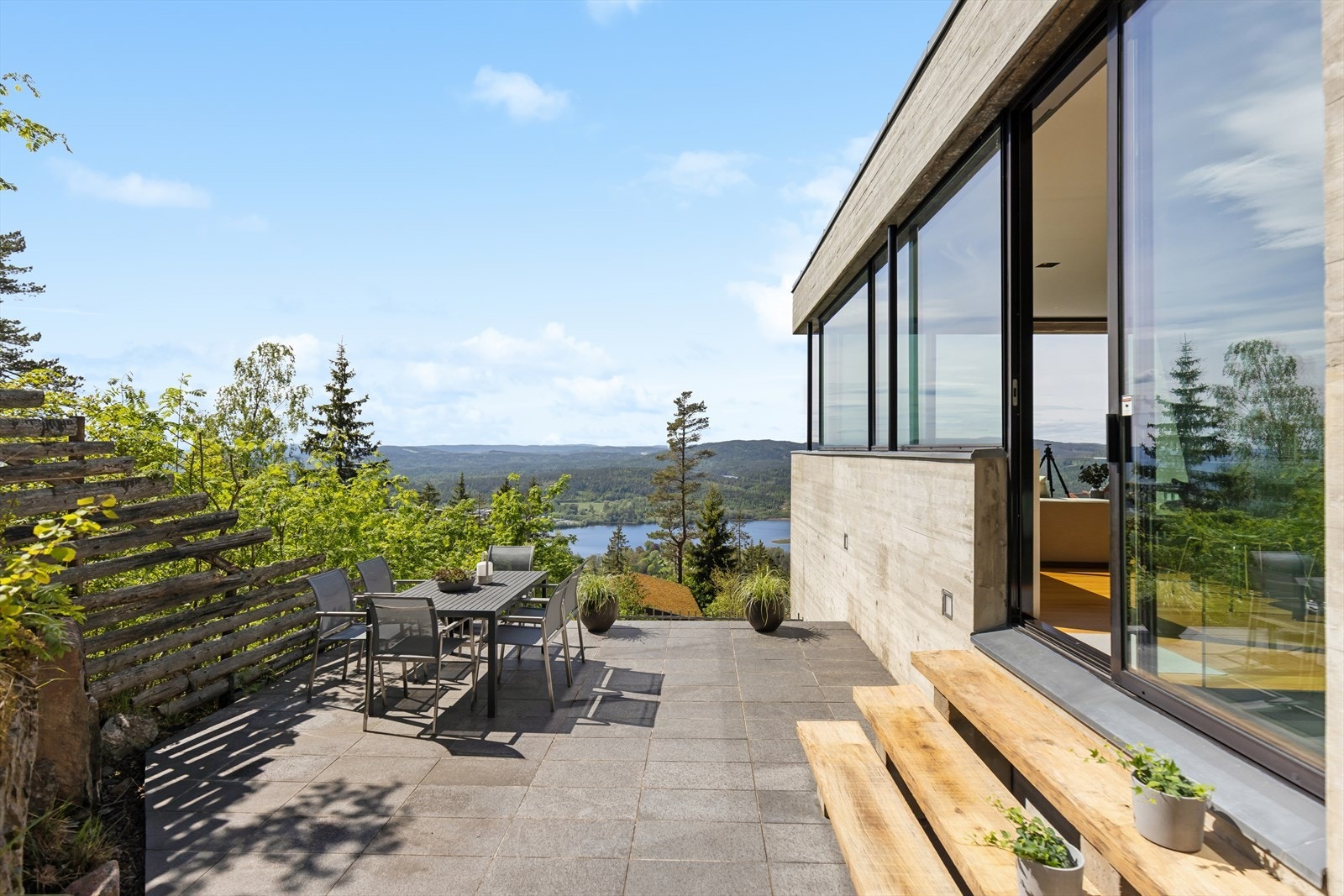 Stor og skjermet terrasse uten innsyn. Galleribilde