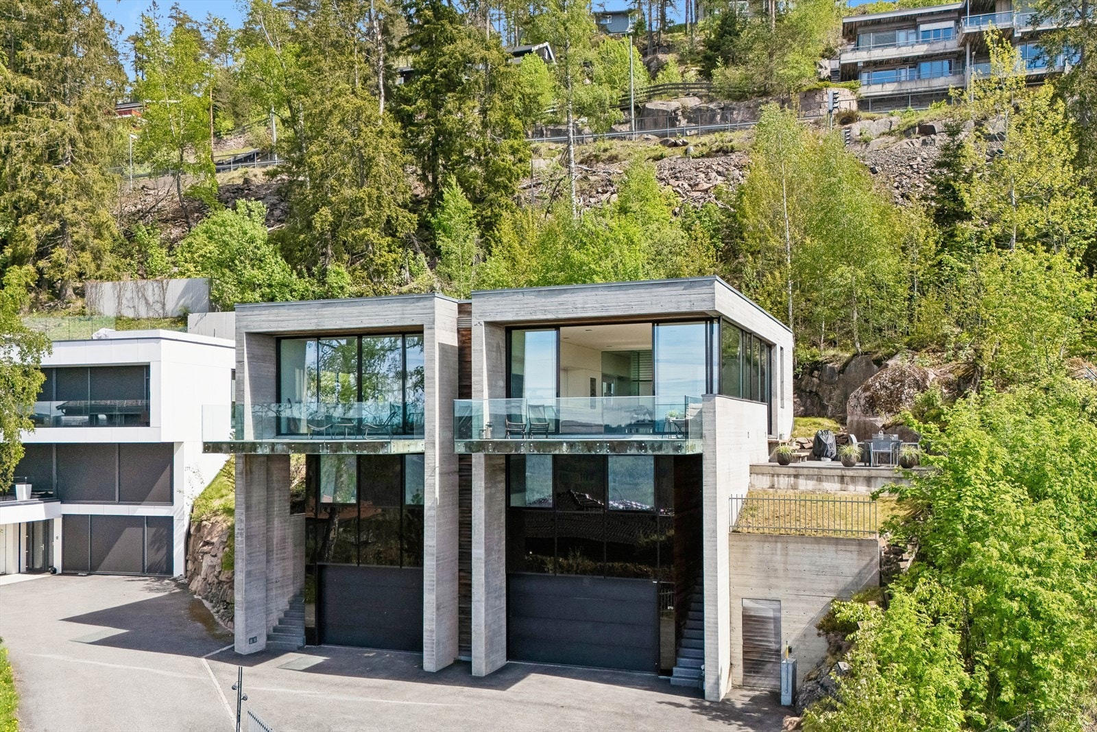 Boligen har bergvarmeanlegg og balansert ventilasjon med varmegjenvinning. Dette gir en energieffektiv bolig med et god inneklima. Galleribilde