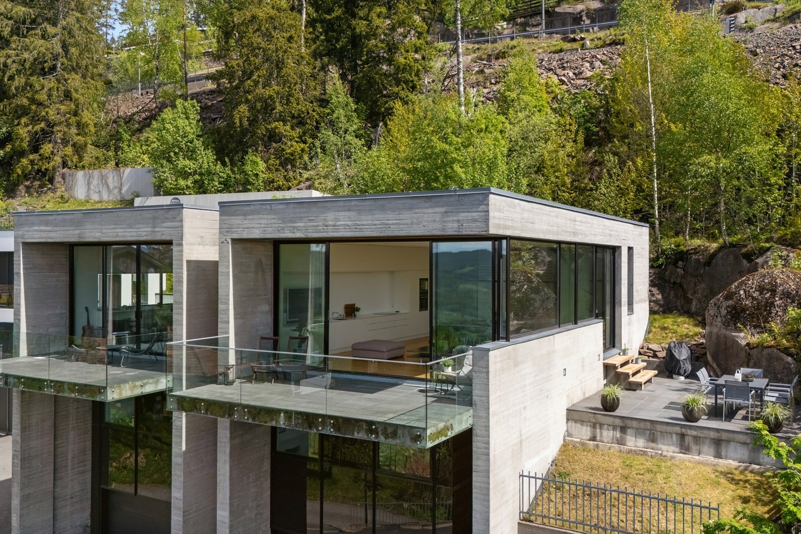 Det er gårdplass med parkeringsmulighet for 2 bilder. Fra gårdplassen er det tilgang til lagringsbod med utekran (både varmt og kaldt vann) Galleribilde