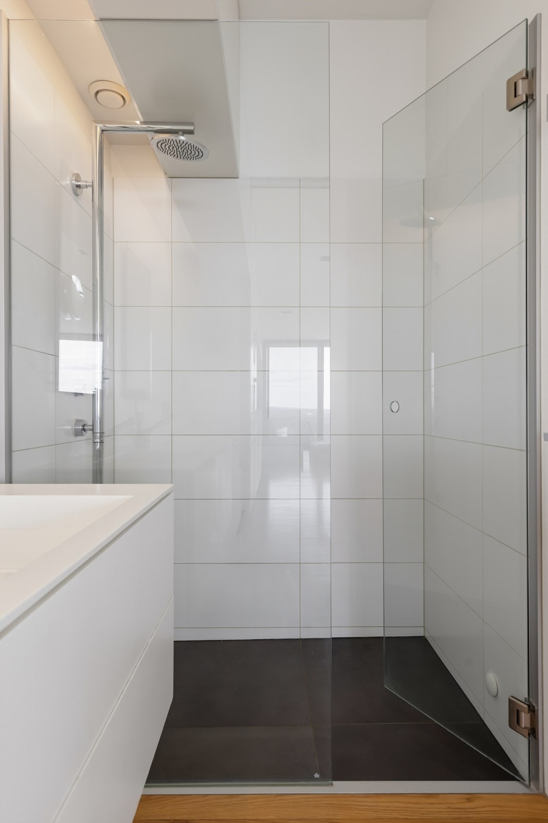 Våtromsgarintyr fra Gessi og fliser fra Villeroy og Boch. Galleribilde