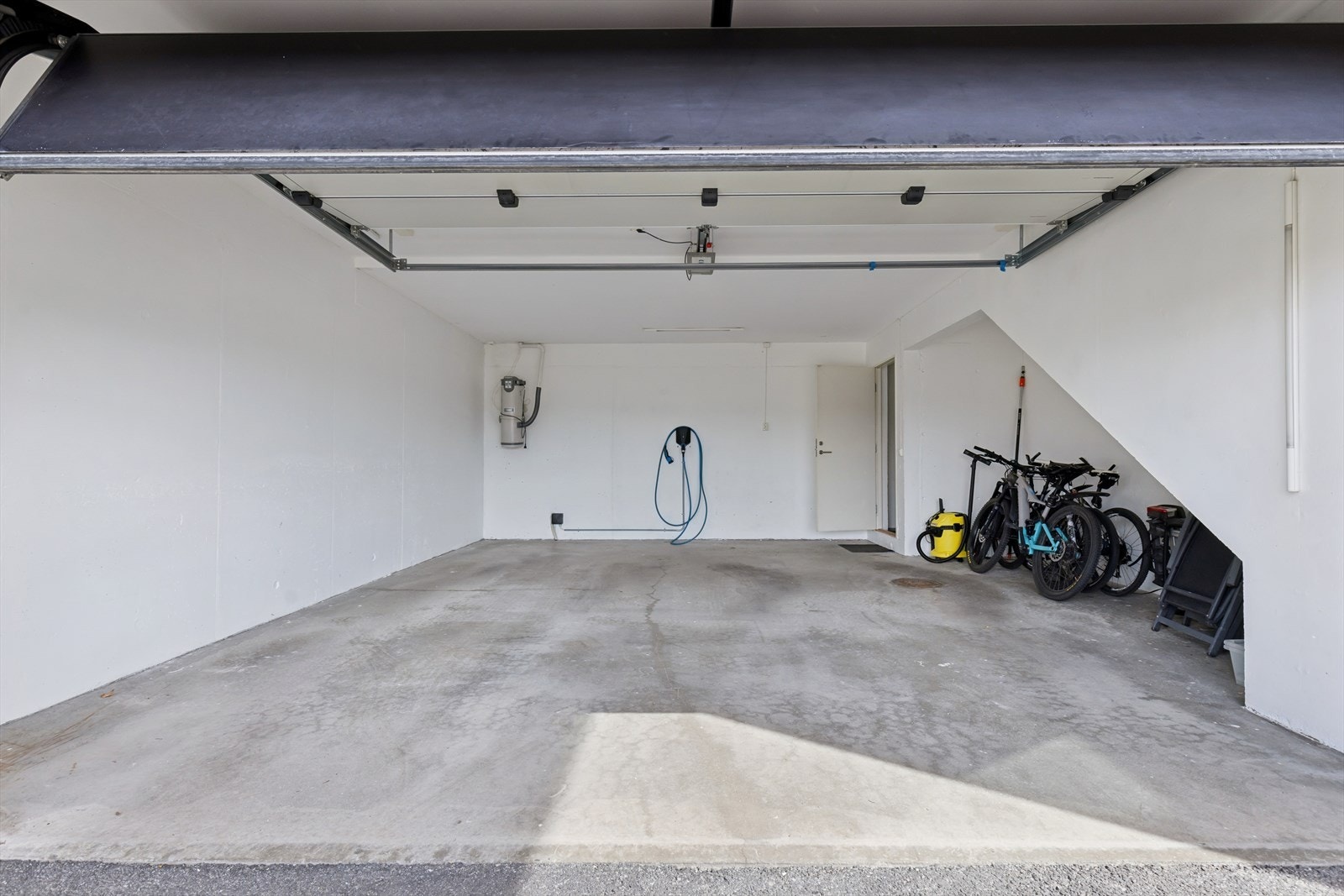 Romslig integrert garasje med direkte adkomst til boligen. Det er god plass til 2 biler og lagring. Det er satt opp elbillader. Galleribilde