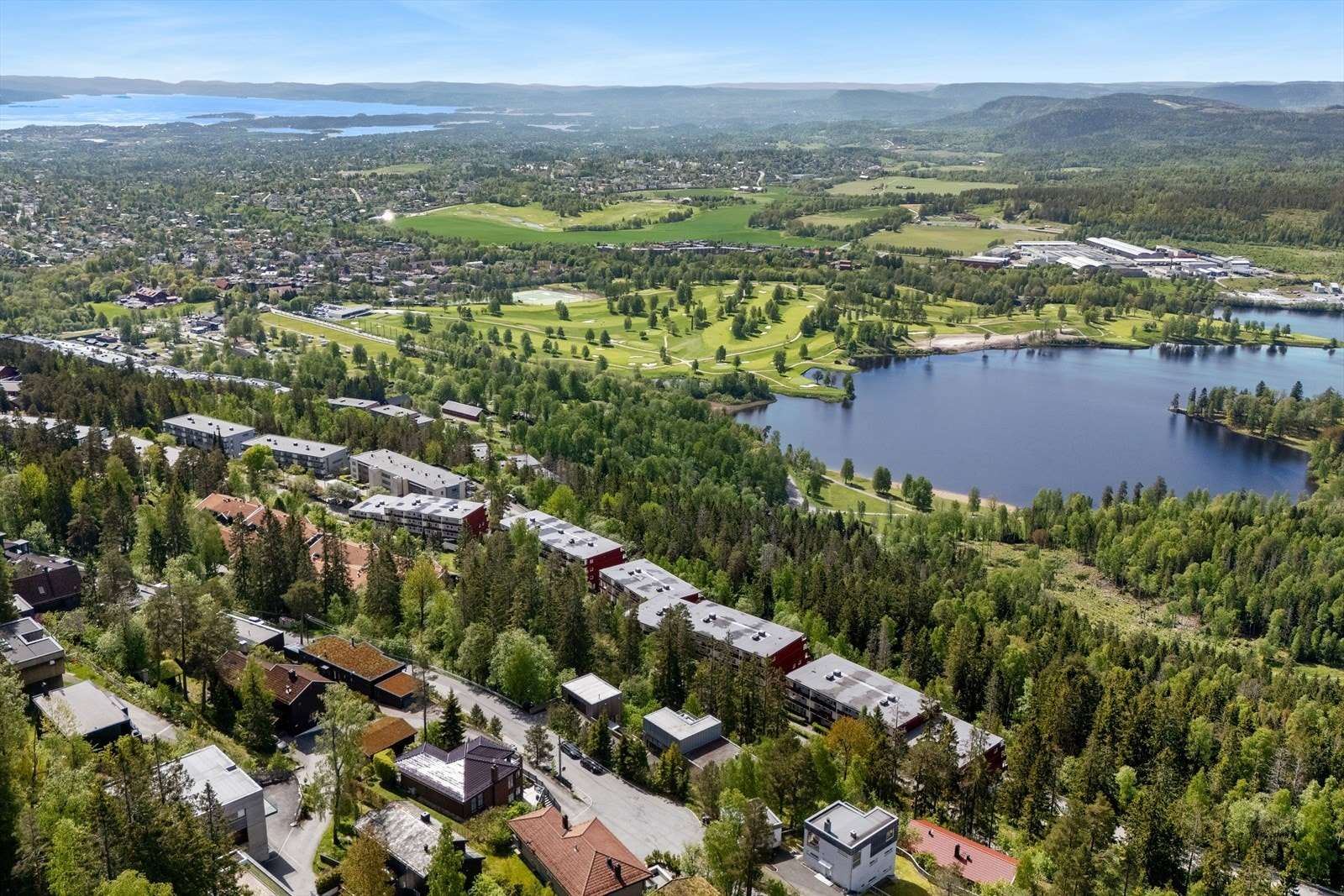 Det er kort avstand til Bogstad med Stor-Oslos største søndagsåpne butikk, Oslo Golfklubb og Sørkedalen. Galleribilde