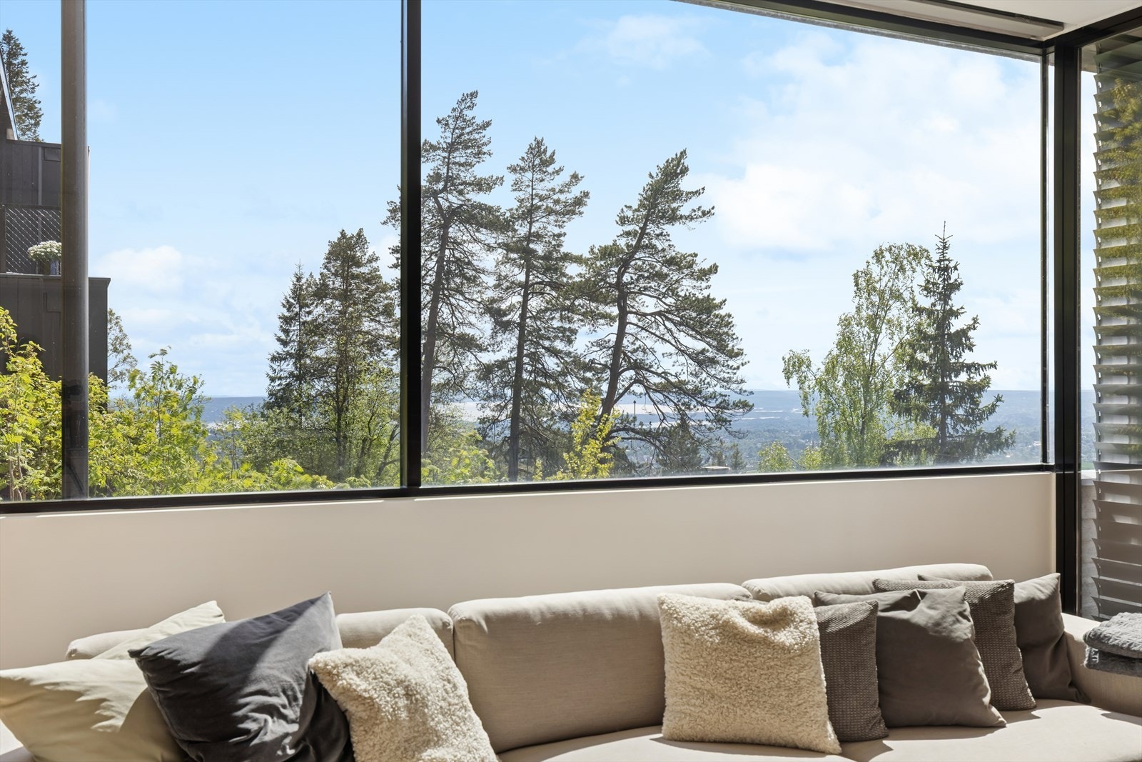 Nyt utsikt mot både Bogstadvannet og Oslofjorden. Galleribilde