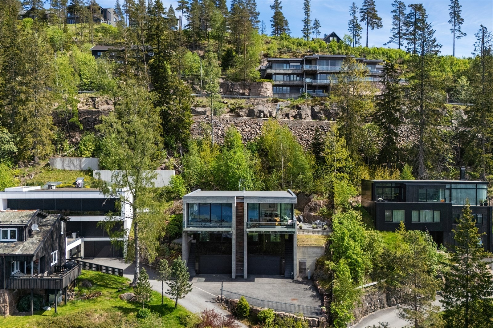 Boligen ligger høyt og fritt i Jerpefaret, innerst i blindvei. Galleribilde