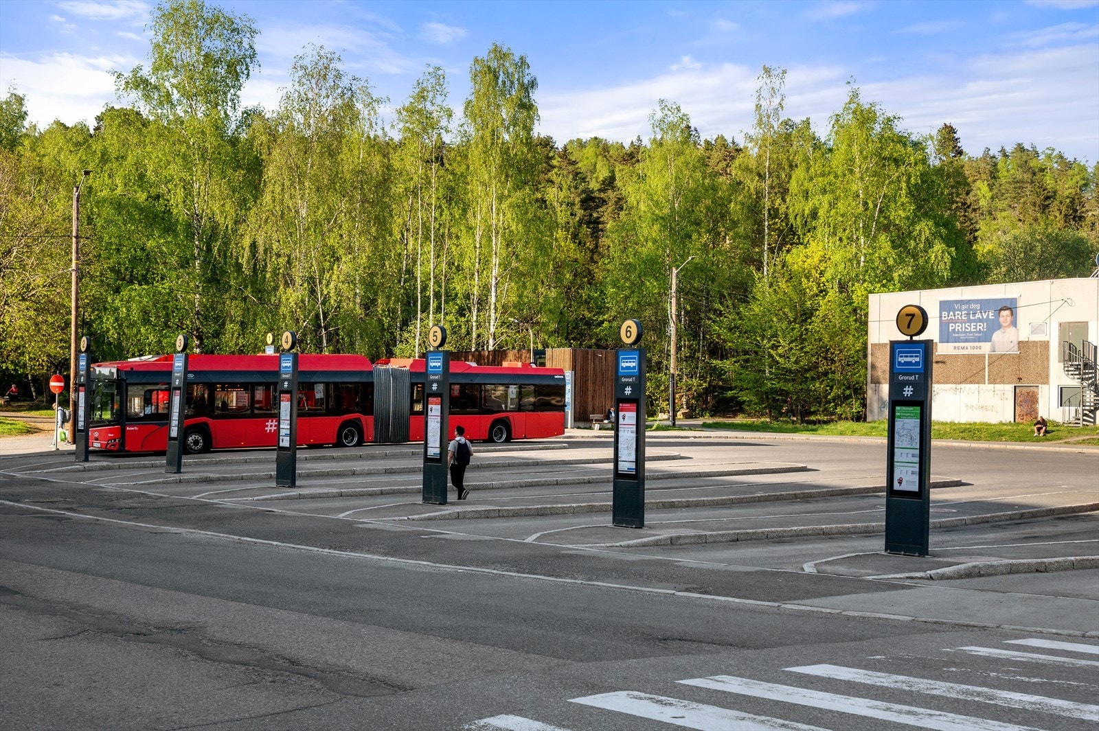 Gode forbindelser til kollektiv transport fra boligen med bussholdeplass rett utenfor som tar deg til Grorud bussterminal. Her har du mange bussforbindelser, blant annet 31-bussen som går døgnet rundt. Galleribilde