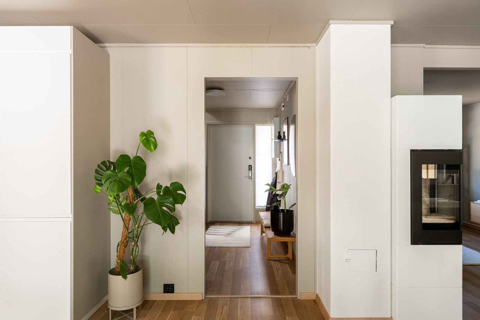 Selger beskriver huset som lun, sjarmerende og stille, og kommer til å savne den gode muligheten for oppbevaring som huset har. Galleribilde