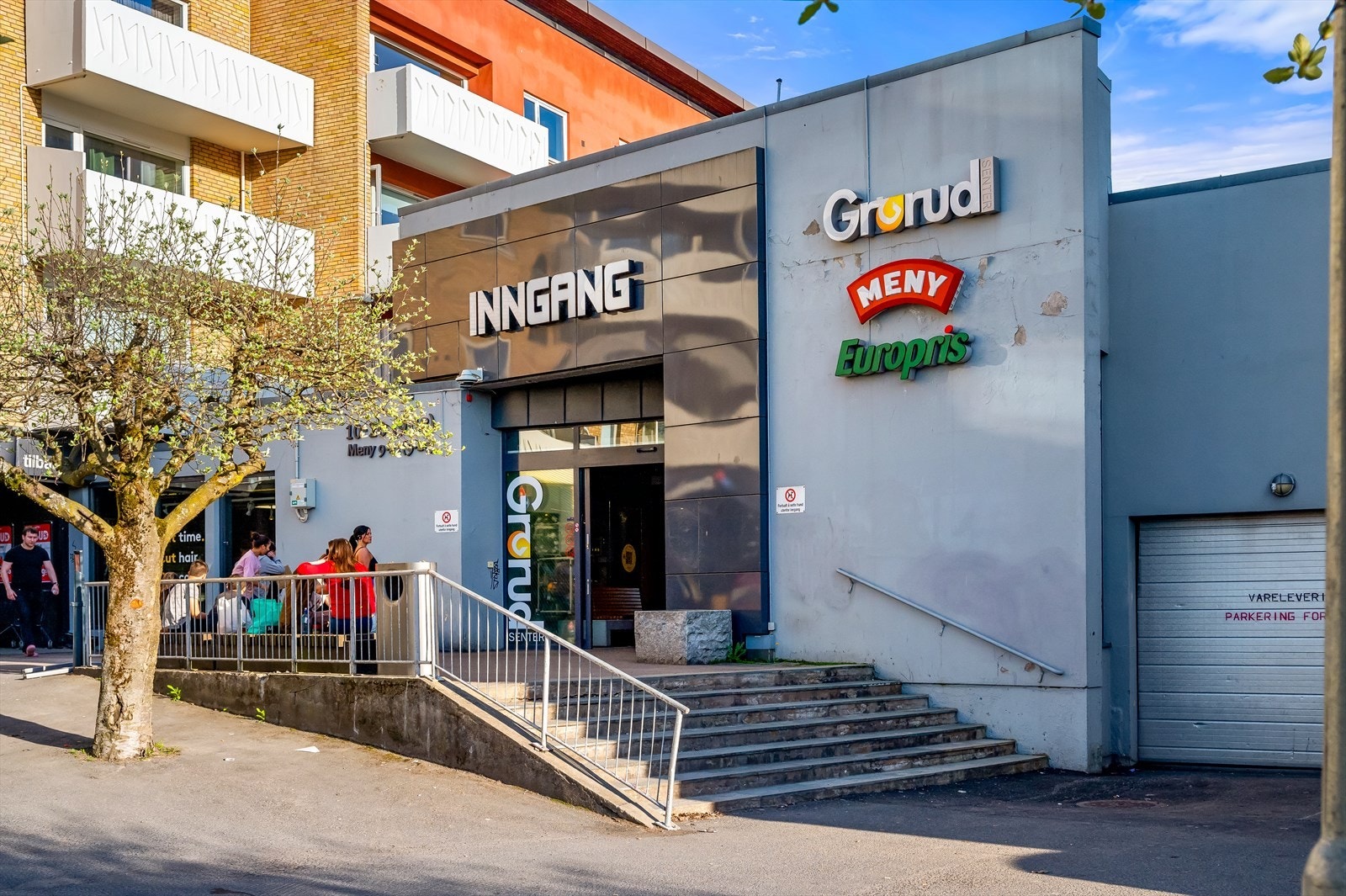 På Grorud Senter finner du blant annet Vinmonopol, apotek, frisør, samt et stort utvalg av butikker og spisesteder. Galleribilde