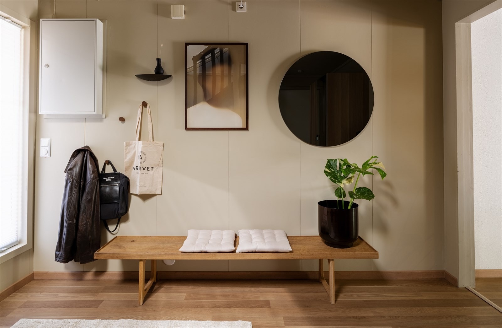 Entréen har god plass til å sette fra seg yttertøy og sko. Galleribilde