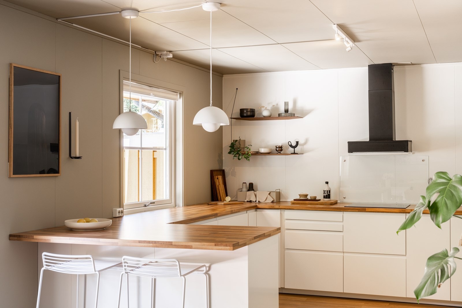 Deler av kjøkkenbenken har også blitt benyttet som en ekstra spiseplass. Galleribilde