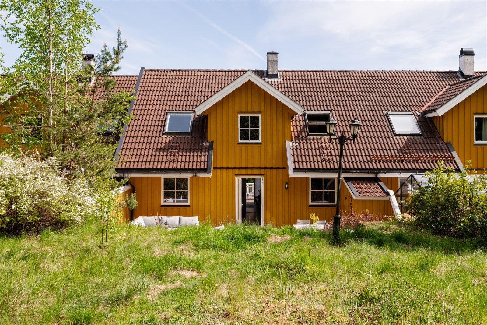 Her kan barna leke fritt uten at man trenger å bekymre seg. Legg merke til uteboden på høyre side av huset i bildet. Boden har et gulvareal på ca. 2,25 kvm. Galleribilde