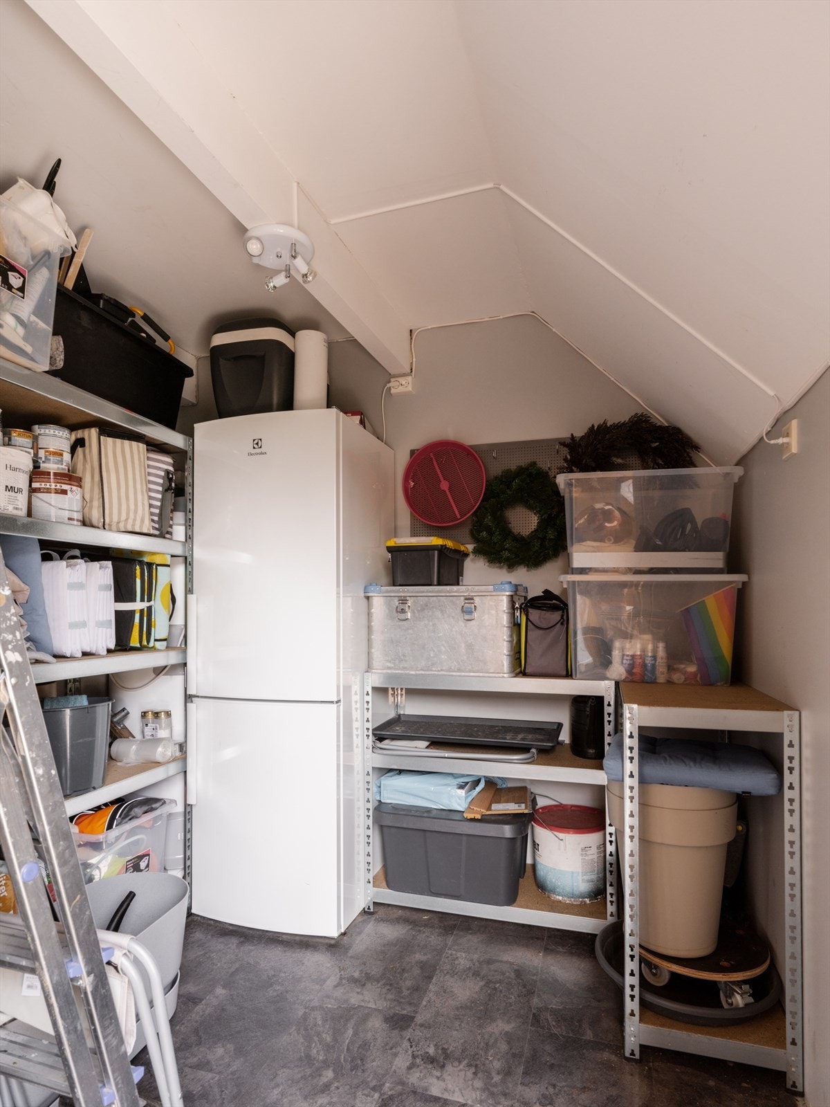 Ved fremsiden av huset er det en praktisk utebod som også er utstyrt med stikkontakt. Yttedørene til boden og huset er nymalt i 2026. Galleribilde