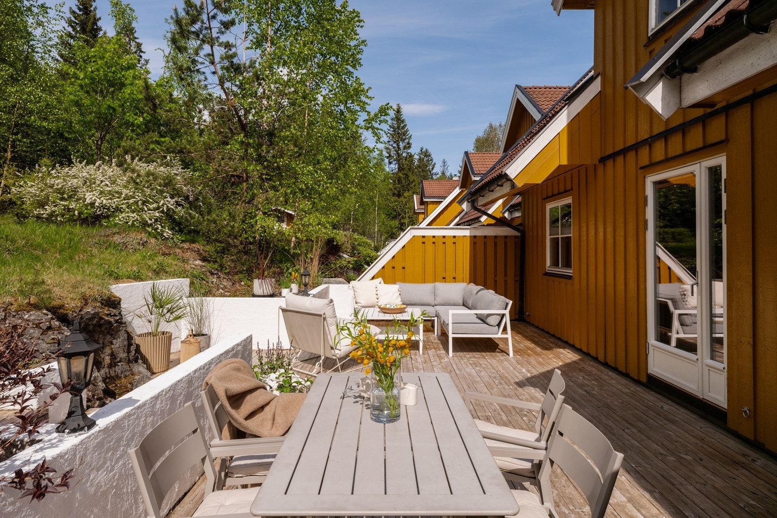 Romslig markterrasse med god plass til å dele opp arealet i soner. Galleribilde