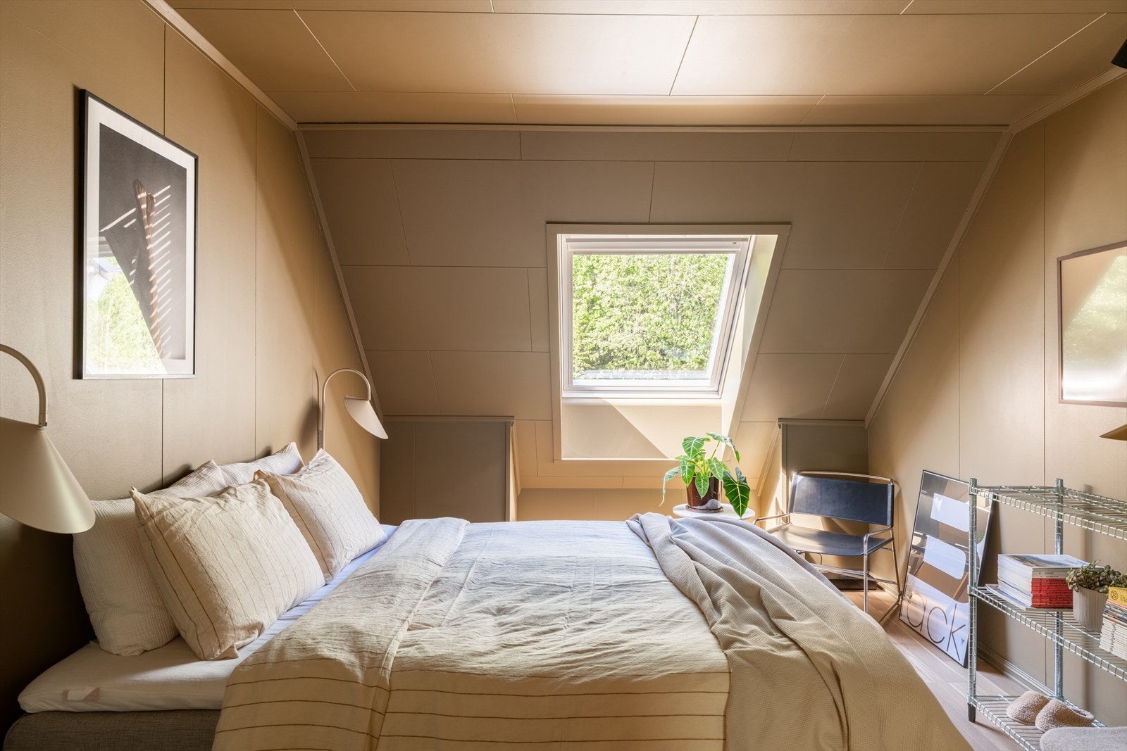 Det er god plass til å innrede hovedsoverommet med stor dobbeltseng og nattbord på hver sin side av sengen. Galleribilde