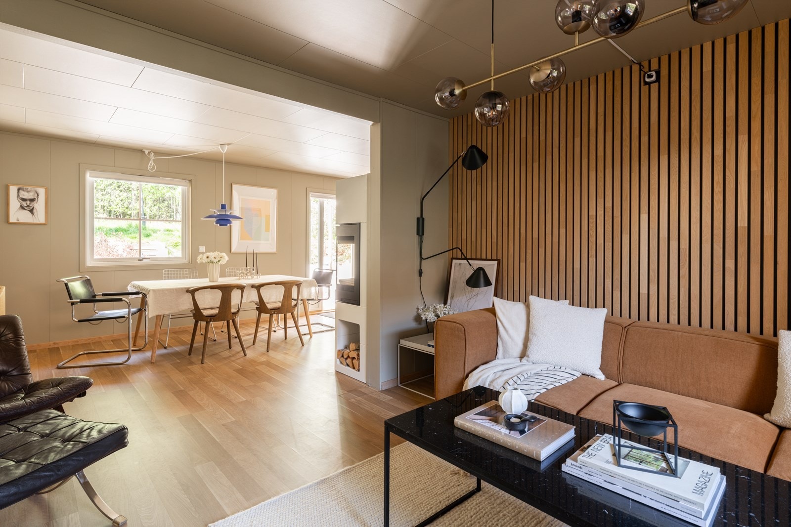 Stuen får rikelig med lysinnslipp fra to sider av rommet. Galleribilde
