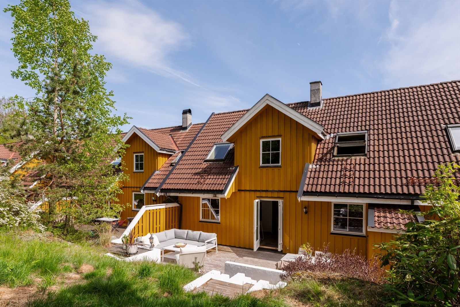 "Vi har storkost oss i det gule huset i skogen med en koselig varm følelse, nærhet til skogen og dens små og store dyr rett utenfor kjøkkenvinduet."- Sitat fra selger. Galleribilde