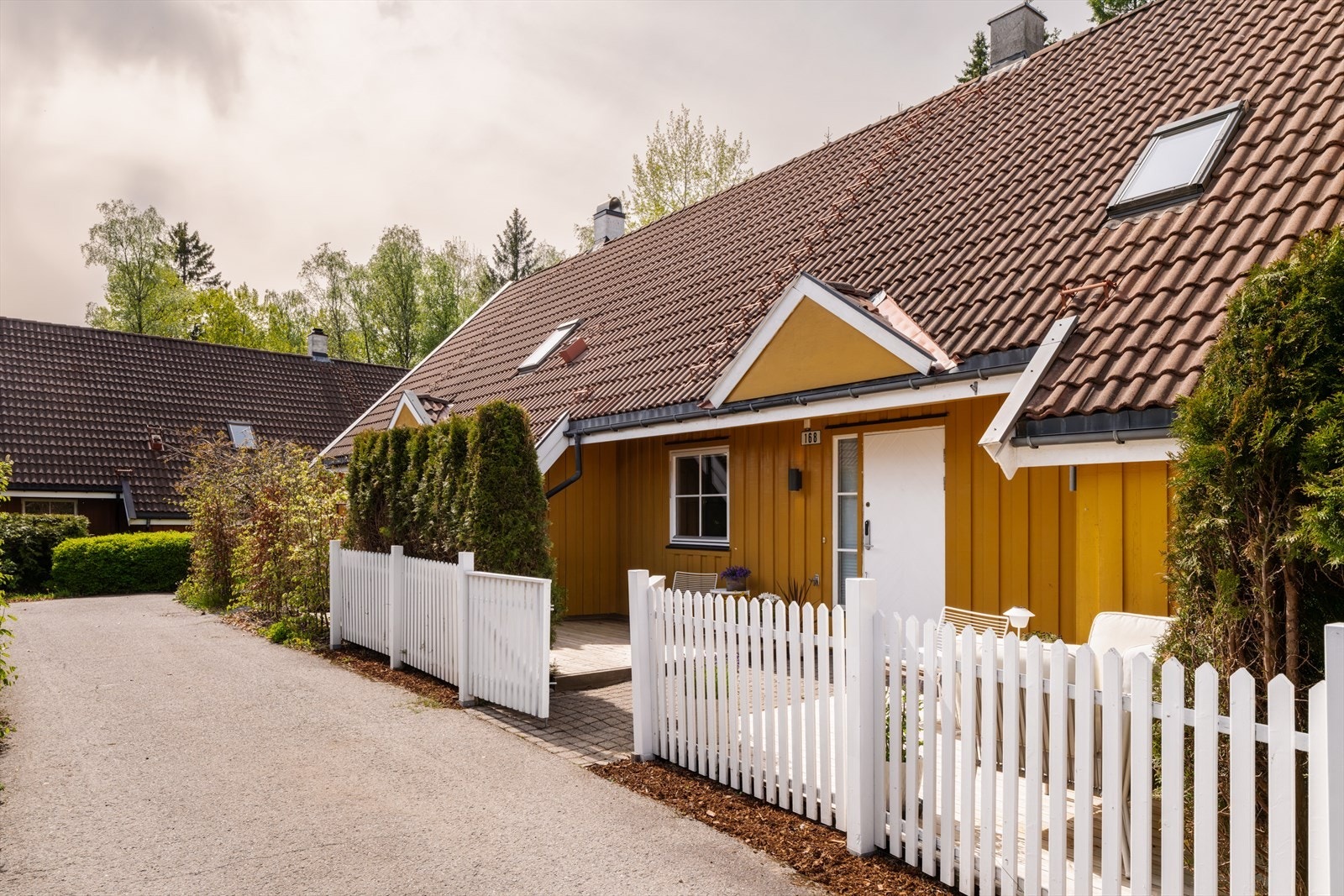 Huset ligger skjermet til med god intern beliggenhet i sameiet. Galleribilde