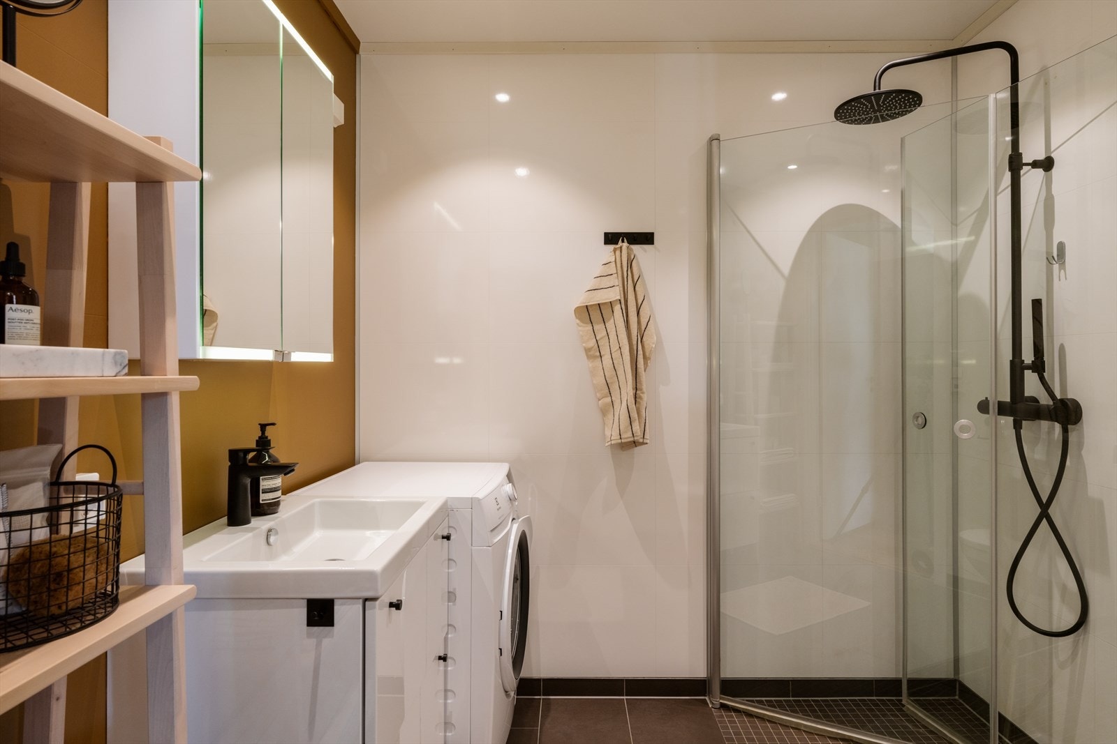 Badet ble også oppgradert med ny dusjarmatur og regnfallsdusjhode i 2021. Det er elektriske varmekabler i gulv. Galleribilde