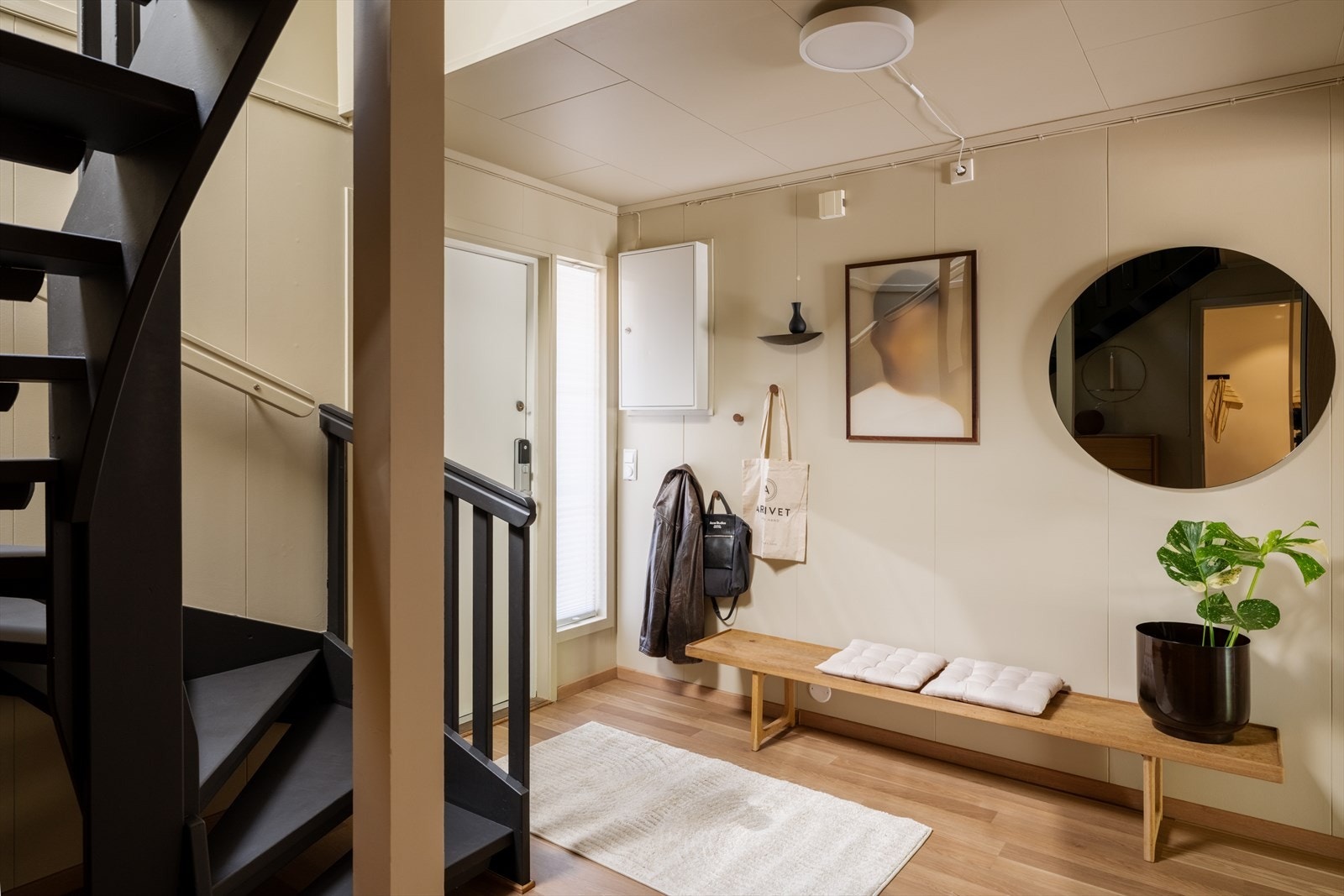Boligen har et varmt og innbydende inngangsparti som setter tonen idet man kommer inn. Galleribilde