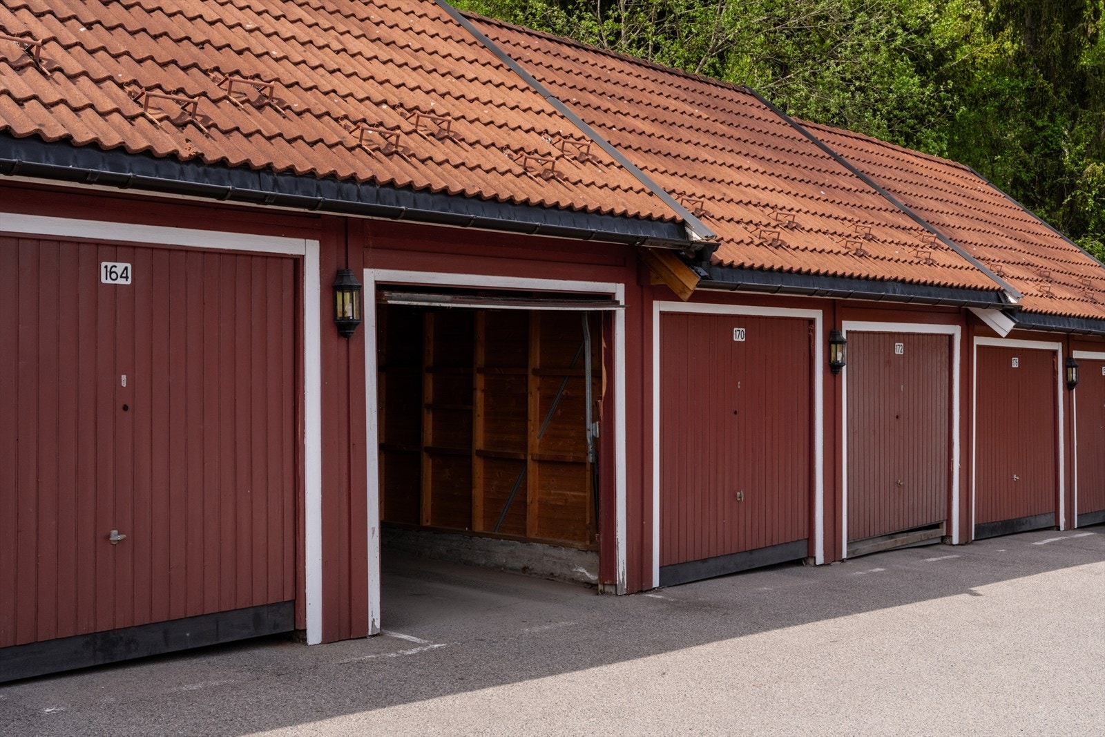 Boligen disponerer egen garasjeplass. I 2026 ble det installert elektrisk portåpner i regi av sameiet. Galleribilde