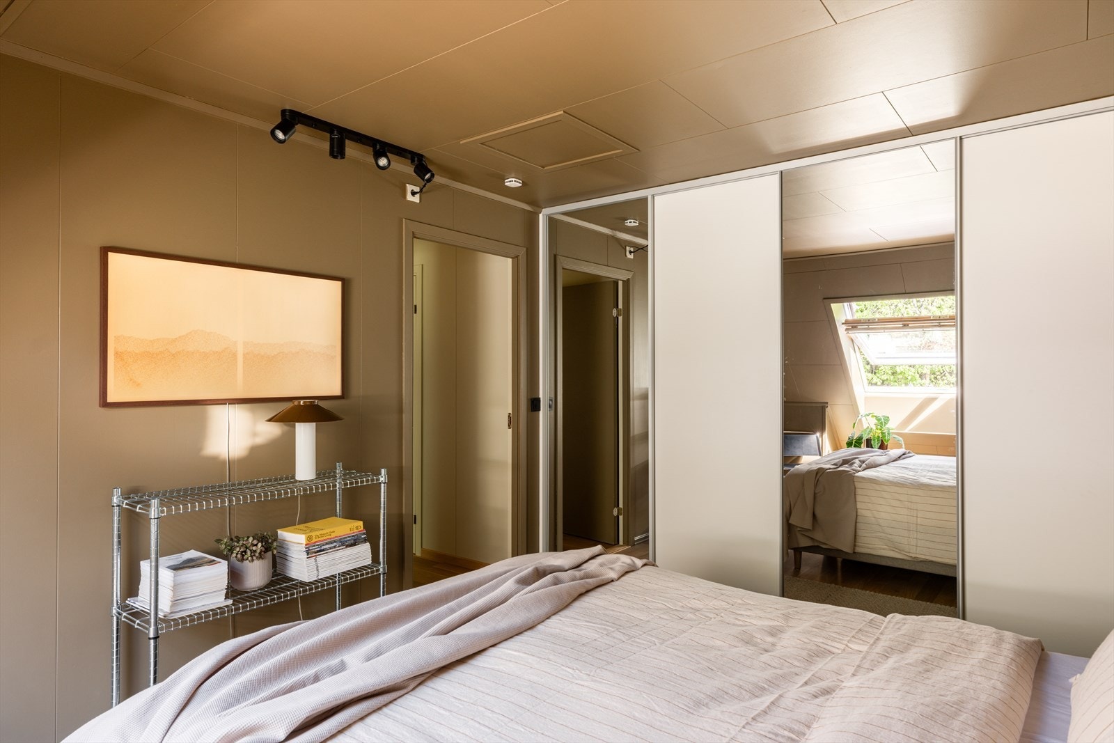 Hovedsoverommet er utstyrt med stor skyvedørsgarderobe. Galleribilde