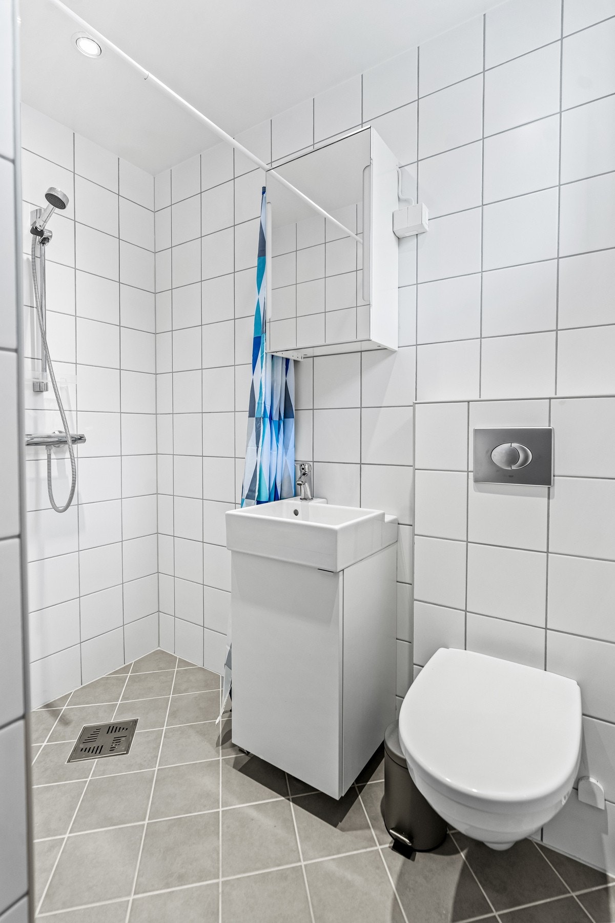 Delikat bad i underetasjen med flislagte overflater og behagelig gulvvarme. Galleribilde